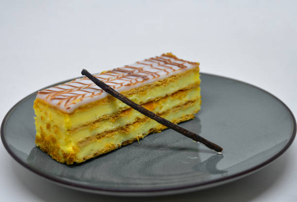 pâte mille feuille devant fond blanc - fruit lightbox lemon portion photos et images de collection