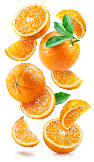 Las naranjas maduras con mitades y las rodajas con hojas de naranjo caen o levitan al azar sobre un fondo blanco. Fondo jugoso para tu proyecto. Trazado de recorte. photo