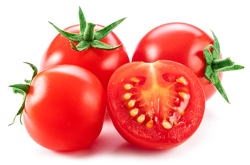 Tomates cherry maduros aislados sobre fondo blanco. Foto macro. Producto popular en todo el mundo como ingrediente en muchos platos mediterráneos. photo
