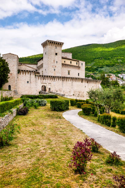 An idyllic view of the Rocca Flea castle in the medieval town of Gualdo Tadino in Umbria An idyllic view of the Rocca Flea Castle of Gualdo Tadino, a medieval town between Spoleto and Gubbio, in the Italian region of Umbria. The Rocca Flea is a fortified building built in the 12th century by Emperor Frederick II of Swabia in 1242. Perfectly preserved, it is currently owned by the Municipality of Gualdo Tadino and inside it is possible to admire an antiquarium and the historic ceramics of Gualdo. An important city since Roman times, Gualdo Tadino rises along the ancient consular Via Salaria, traced by the Romans. Its history runs throughout the Middle Ages and, despite having been partially destroyed and sacked numerous times and placed under the dominion of Perugia, this ancient Umbrian center still retains its medieval charm. The Umbria region, considered the green lung of Italy for its wooded mountains, is characterized by a perfect integration between nature and the presence of man, in a context of environmental sustainability and healthy life. In addition to its immense artistic and historical heritage, Umbria is famous for its food and wine production and for the quality of the olive oil produced in these lands. Super wide angle image in high definition format. gualdo tadino stock pictures, royalty-free photos & images