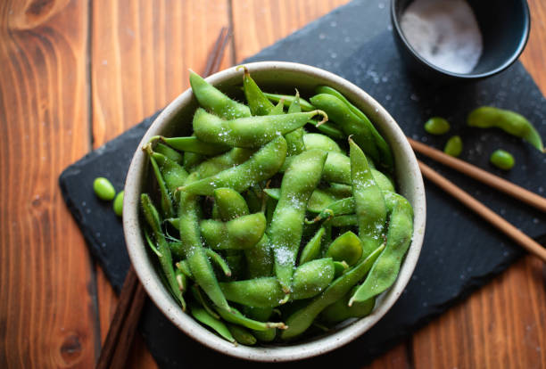 steamed edamame sprinkled with sea salt - edamame imagens e fotografias de stock