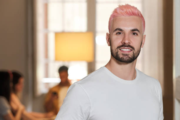 실내에서 웃고있는 분홍색 염색 된 머리카락을 가진 남자의 머리 싹 - headshoot 뉴스 사진 이미지
