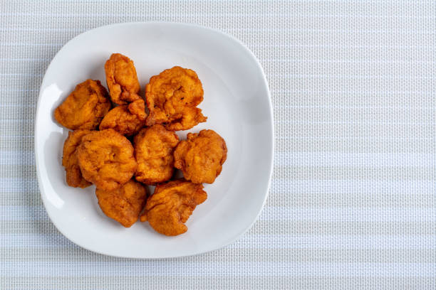 bolas de akara en un plato de cerámica blanca - akara fotografías e imágenes de stock