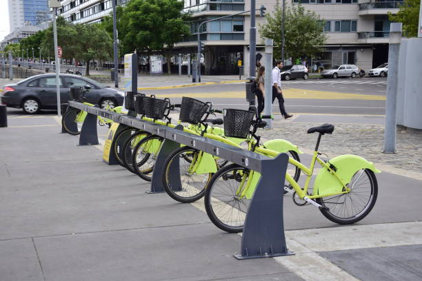 parking à vélos dans les rues de la ville. - beautiful famous place ideas construction photos et images de collection