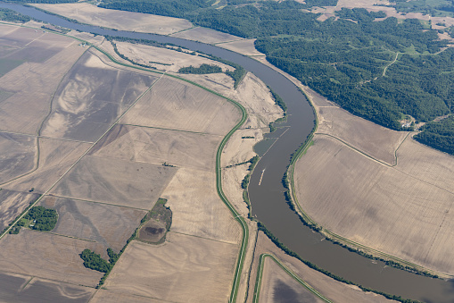Vista aérea de la barcaza en el río Missouri photo