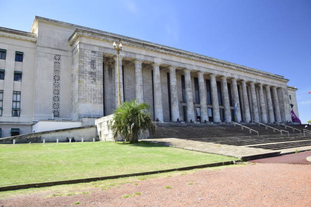 bâtiment universitaire sur la plaza de las naciones unidas à buenos aires - beautiful famous place ideas construction photos et images de collection