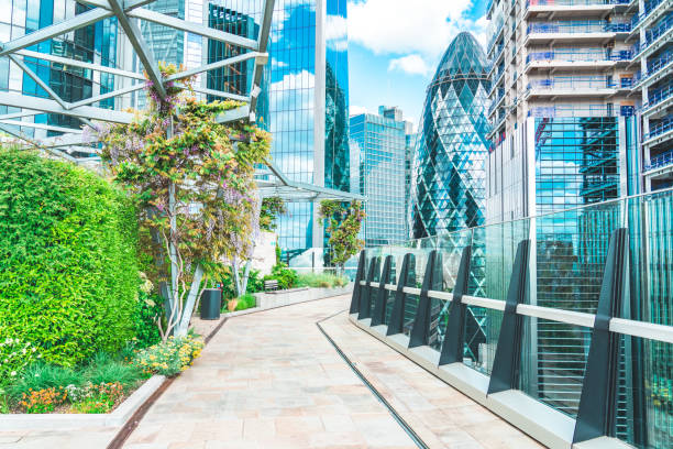 uma parada de descanso em um parque no coração de uma cidade moderna, londres - industry uk park tourism - fotografias e filmes do acervo