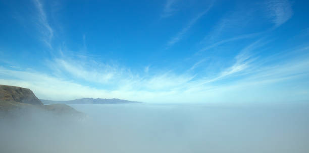 strato di inversione del banco di nebbia sull'isola di santa cruz nel parco nazionale delle isole del canale - inversion layer foto e immagini stock