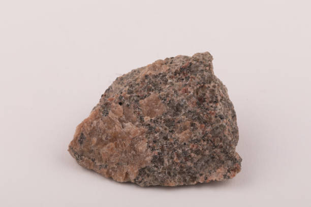 granitowa próbka skały magmowej z shap w brytyjskim lake district z wyraźnymi różowymi kryształami skalenia i pirytem na powierzchni - shap zdjęcia i obrazy z banku zdjęć