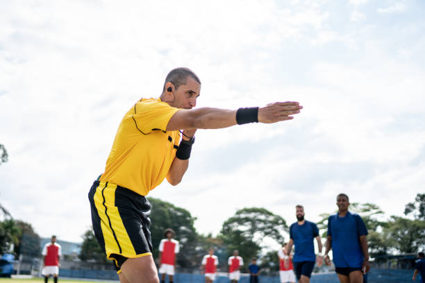 sifflement de l’arbitre pendant le match de football - foul play photos et images de collection