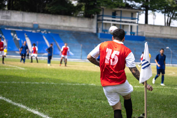 un joueur de football se prépare pour le coup de pied de coin - photo corner photos et images de collection