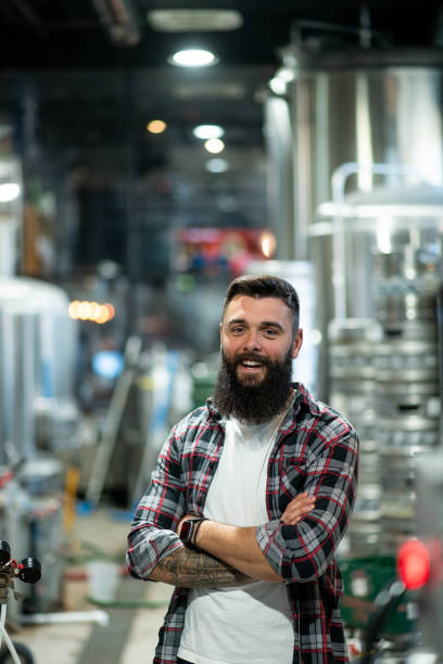 retrato de un hombre barbudo que trabaja en una cervecería - música industrial fotografías e imágenes de stock