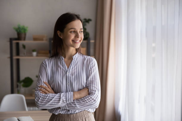 portret szczęśliwej, pewnej siebie bizneswoman z pokolenia millenialsów - caucasian pensive male young adult zdjęcia i obrazy z banku zdjęć