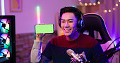 asiatischer-mann-haben-live-stream.jpg?b=1&s=170x170&k=20&c=I0ML8k6ZjrKRwlySTRxLpep931FhCGMnM6Y1laa5Prs=