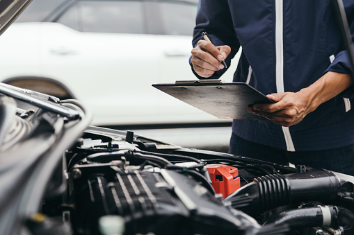 El reparador mecánico de automóviles entrega la reparación de un taller automotriz de motor de automóvil con llave inglesa, servicio de coche y mantenimiento, servicio de reparación. photo