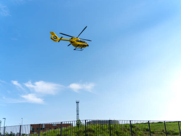 бергамо, италия. спасательный вертолет и аварийная посадка в больнице. желтый медицинский вертолет. санитарная авиация. медицинская помощь - rescue helicopter outdoors occupation стоковые фото и изображения