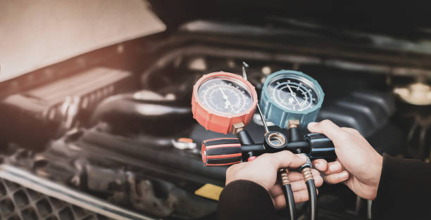istock Car air conditioner check service, leak detection, fill refrigerant.Device and meter liquid cooling in the car by specialist technicians. 1398418629