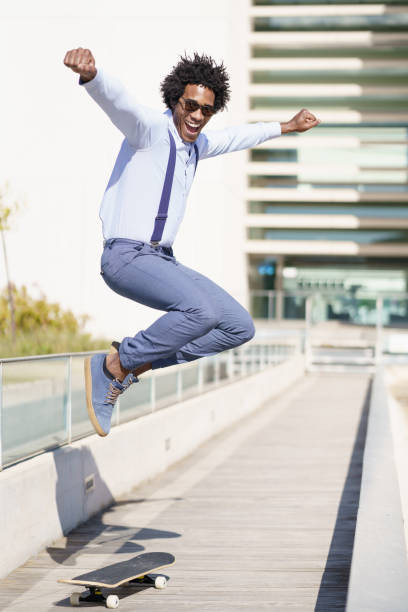 joyeux homme noir en skateboard et en saut d’obstacles - hip hop hipster afro men photos et images de collection