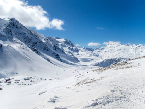 高山の頂上、ピズコルヴァッチのスキー場の氷河 - engadine graubunden canton piz bernina corvatsch ストックフォトと画像