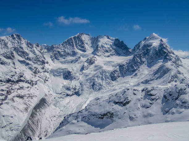 高山の頂上、ピズコルヴァッチのスキー場の氷河 - engadine graubunden canton piz bernina corvatsch ストックフォトと画像