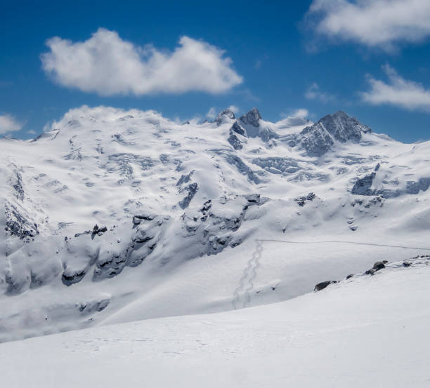 高山の頂上、ピズコルヴァッチのスキー場の氷河 - engadine graubunden canton piz bernina corvatsch ストックフォトと画像