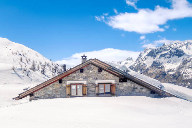 старое шале в швейцарских альпах недалеко от пиц ковач после сильного снегопада - silvaplana стоковые фото и изображения