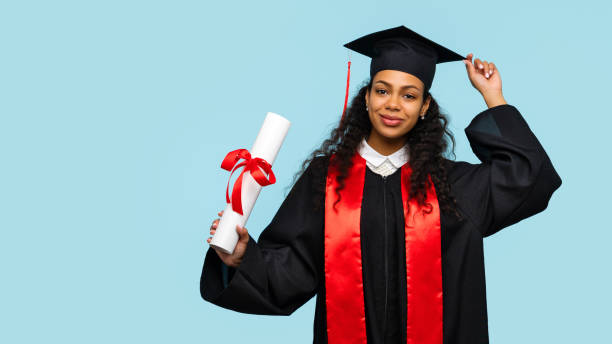 mujer afroamericana con vestido de graduado y mortero - graduation student women beauty fotografías e imágenes de stock