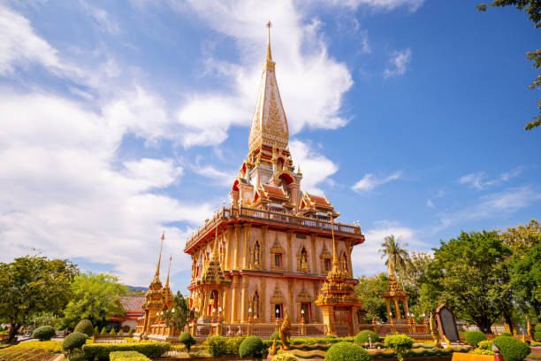 belo pagode em phuket, tailândia - 10 de maio de 2022 , the phra mahathat chedi (grande relic stupa) wat chalong ou wat chaithararam é famoso destino turístico em phuket tailândia - phuket province - fotografias e filmes do acervo