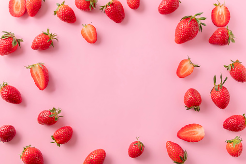 istock Juicy ripe strawberries on pink background, top view. Strawberry frame, copy text, top view 1398433604