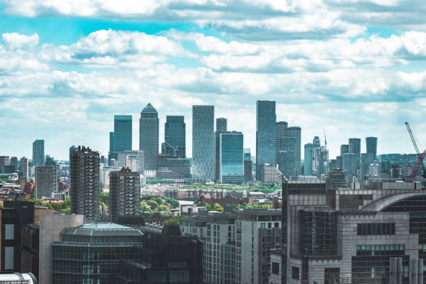 canary wharf skyline view - financial hub in london - canary wharf imagens e fotografias de stock