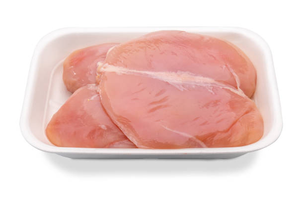 peitos de frango em bandeja de alimentos plásticos - skinless chicken breast - fotografias e filmes do acervo