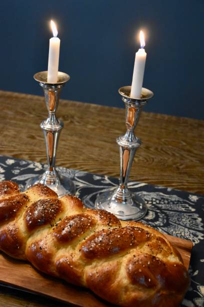 bougies de shabbat & challah - challah jewish sabbath photography candle photos et images de collection