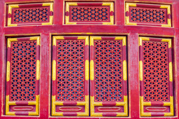 fenêtre traditionnelle chinoise, style de fenêtre de palais chinois, fenêtre creuse chinoise, fenêtre rouge, fenêtre de palais - great dagon pagoda photos et images de collection