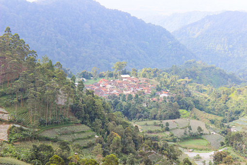 Vista de la ciudad de Lembang desde la cima de la montaña (Puncak Eurad) photo