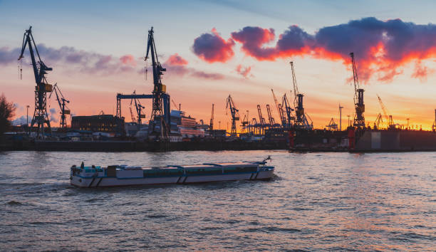 여객 페리는 일몰에 함부르크 항구에서 항해합니다. - passenger ship ferry crane harbor 뉴스 사진 이미지