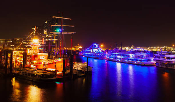 hamburgo. vista nocturna de la ciudad con barcos iluminados - hamburg germany elbe river illuminated freight transportation fotografías e imágenes de stock