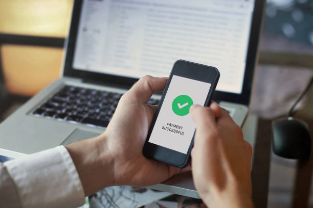 pago exitoso en la pantalla del teléfono, pagar en línea - pago por movil fotografías e imágenes de stock