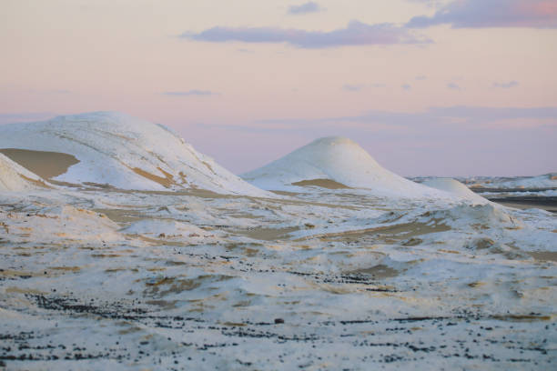 vista nocturna a las formaciones de arena del área protegida del desierto blanco, egipto - white desert fotografías e imágenes de stock