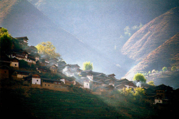 About 100 Naxi families live on one of these huge rock.It is located in the Jinsha River gorge, about 150 km from downtown Lijiang, the road crosses the snow mountain side more than 3,000 m asl,and there are few tourists.