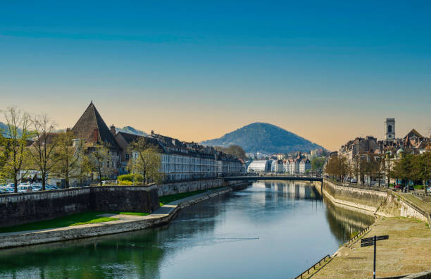 besancon stadt am fluss an einem klaren sommertag in burgund frankreich - burgund frankreich stock-fotos und bilder