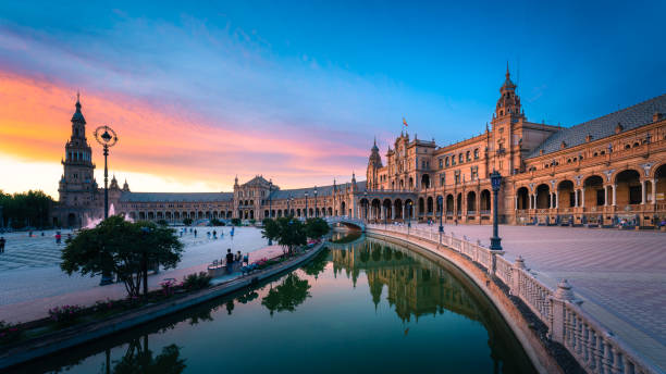 plaza de españa en sevilla con espectaculares nubes de colores al atardecer - sevilla fotografías e imágenes de stock