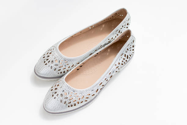 istock women's comfortable shoes. Summer black and white flat-soled slippers 1398487539