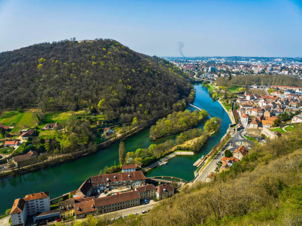 besancon fluss hufeisen und die altstadt am flussufer in burgund frankreich - doubs river stock-fotos und bilder