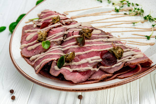 marmurkowe carpaccio wołowe z rukolą, cytryną i parmezanem. - beef carpaccio zdjęcia i obrazy z banku zdjęć