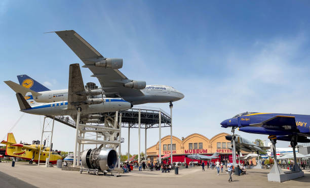 vista panorâmica de um boeing 747 jumbo jet vintage e aviões visconde vickers em exposição em um museu - boeing 747 airplane commercial airplane jet - fotografias e filmes do acervo