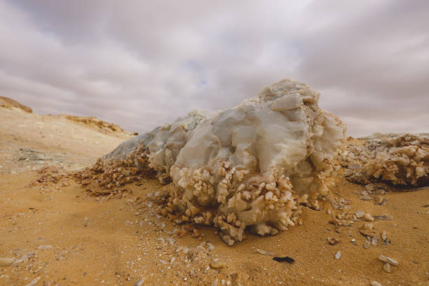 closeup view to the sand crystals in the white desert, egito - crystal - fotografias e filmes do acervo