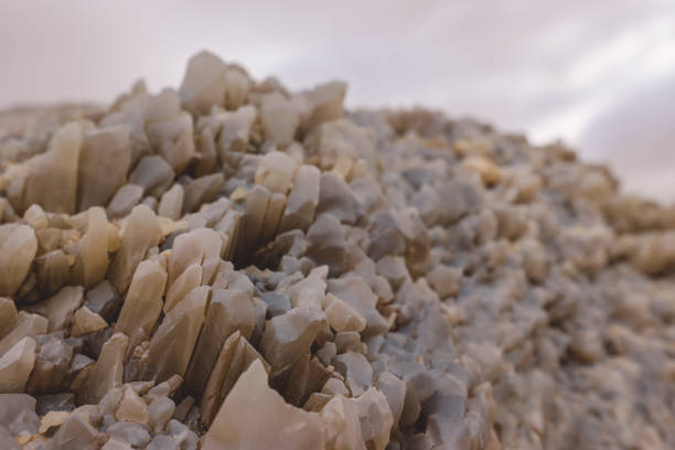 closeup view to the sand crystals in the white desert, egito - crystal - fotografias e filmes do acervo