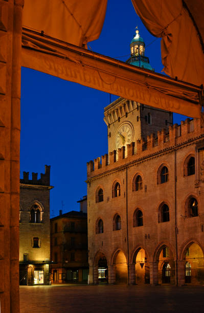 bologna. the medieval historical-architectural complex of piazza maggiore and piazza del nettuno with the cathedral of san petronio, palazzo d'accursio, palazzo re enzo, palazzo del podestà, palazzo dei notai and the fountain of neptune - piazza del nettuno imagens e fotografias de stock