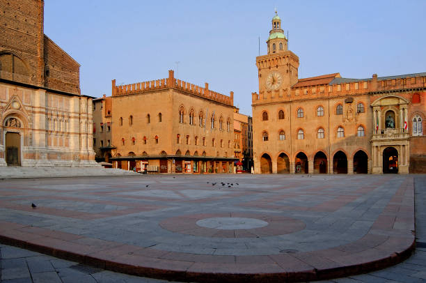 mortadela. el complejo histórico-arquitectónico medieval de piazza maggiore y piazza del nettuno con la catedral de san petronio, palazzo d'accursio, palazzo re enzo, palazzo del podestà, palazzo dei notai y la fuente de neptuno - enzo fotografías e imágenes de stock