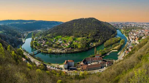 besancon fluss hufeisen und die insel am flussufer im burgund frankreich - doubs river stock-fotos und bilder